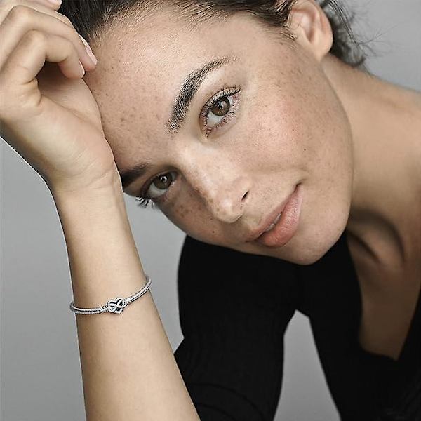 Damarmband i silver med glittrande oändlighet hjärta