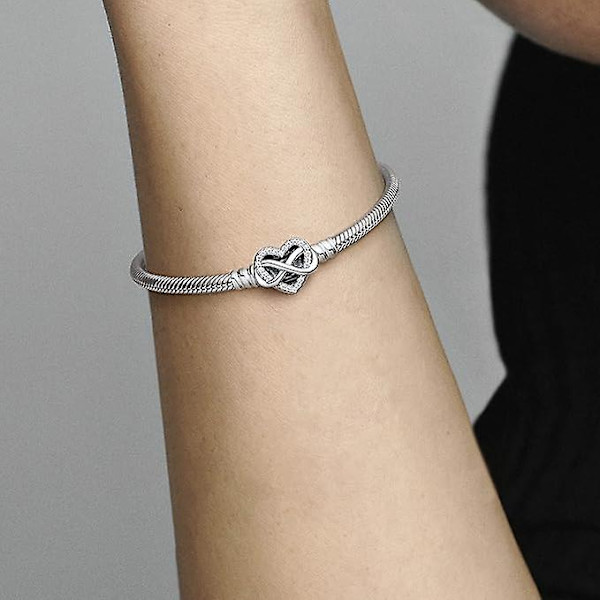 Damarmband i silver med glittrande oändlighet hjärta