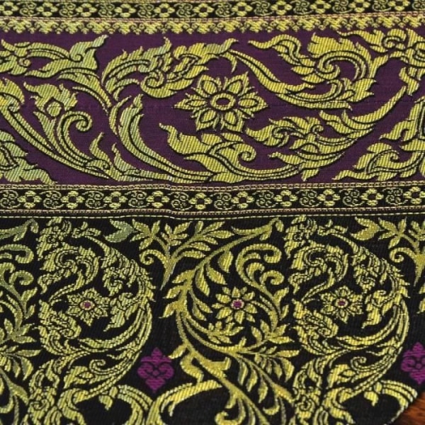Löpare / bord i lila tyg, gyllene pumps. Duk / Sängöverkast. Elefanter mönster. 23x200 cm. Thailand
