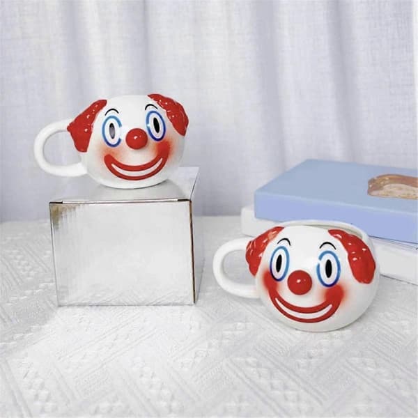Klovneformet keramisk kaffekopp med hank