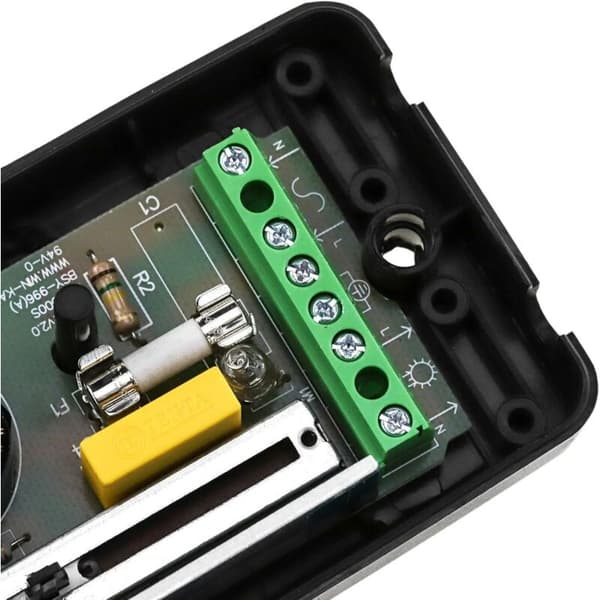Jalkakäyttöinen LED-valonsäädin – Teho 300W – Mitat 61x37x103mm – IP20-pölysuojaus