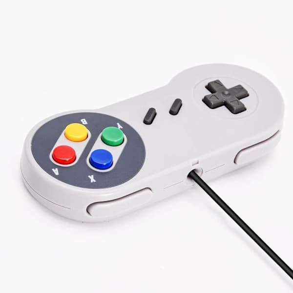 Inkluderer to kablede SNES-gamecontrollere, fuldt kompatible med originale SNES/SFC-konsoller - [Plug and Play]