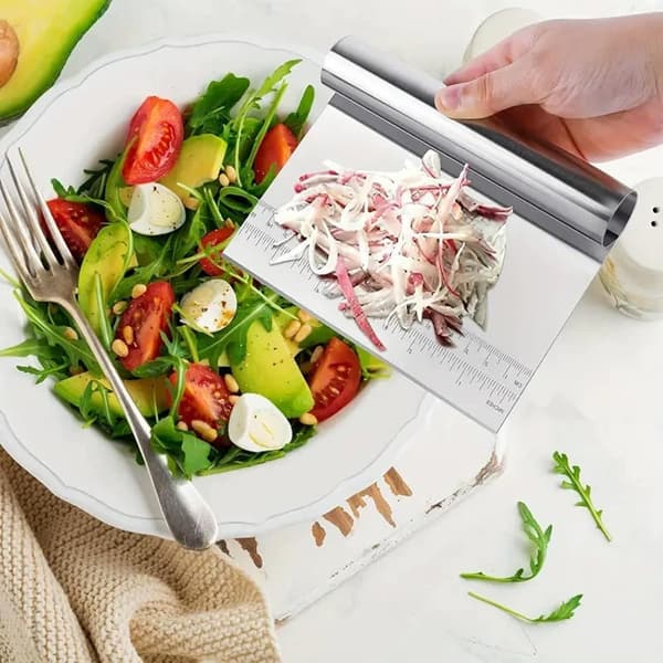 Deigskrape i rustfritt stål – Gradert deigkutter i metall – Egnet for brød, pizza, bakverk og kaker.