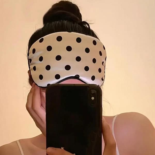 1-delad prickig mönstrad sömnmask i imiterat siden med elastiskt band (vit)