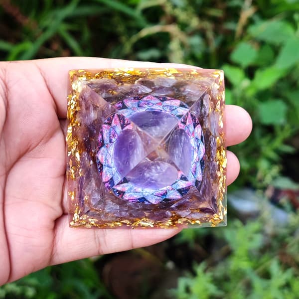 Knust stein 6 cm Chakra krystallpyramide Hjemmedekor Håndverk