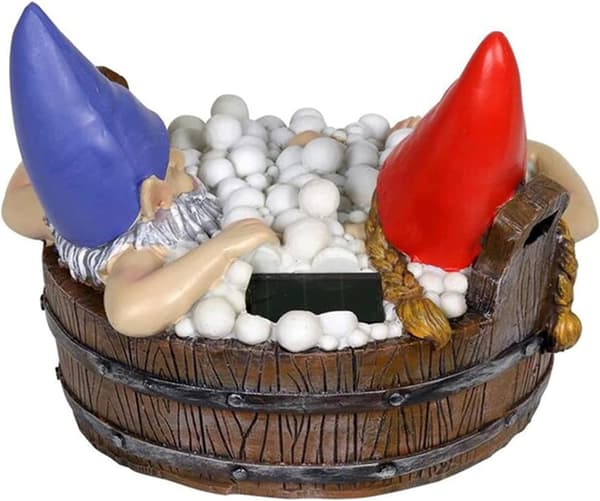 Hagegnomstatuer med solcellelys Morsomt par i badekar Harpiks