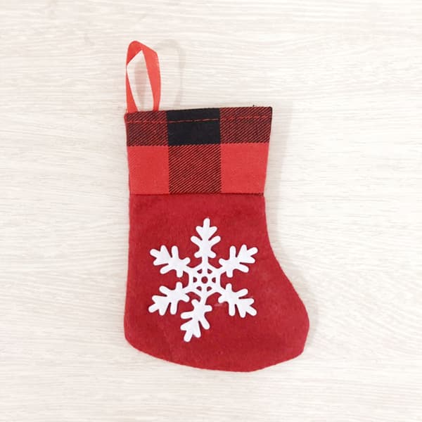 3 små jule-strømper 7x12,5x9cm ternet snefnug jul