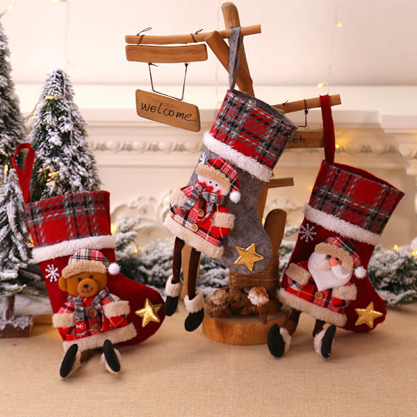 4 stycken julstrumpor i medelstor rutig design med julgranshänge för barn
