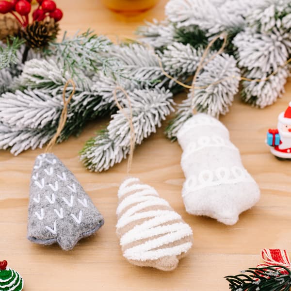 3 nye dekorative anheng i stoff til juletreet
