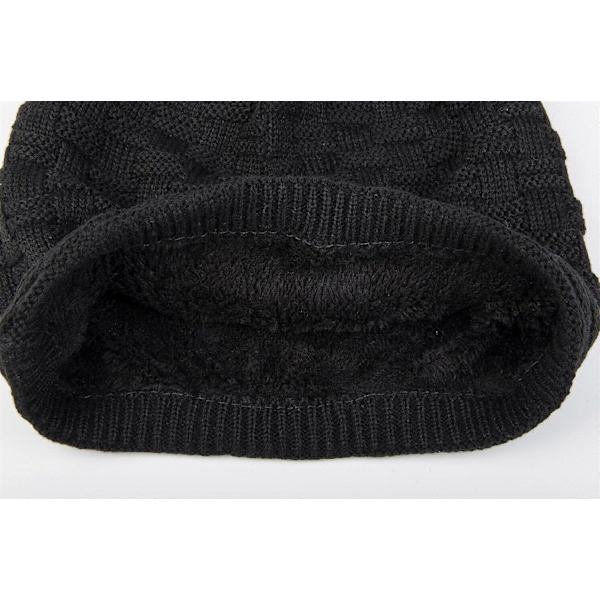 Varm stickad mössa med flätad design och mjuk fleecefoder