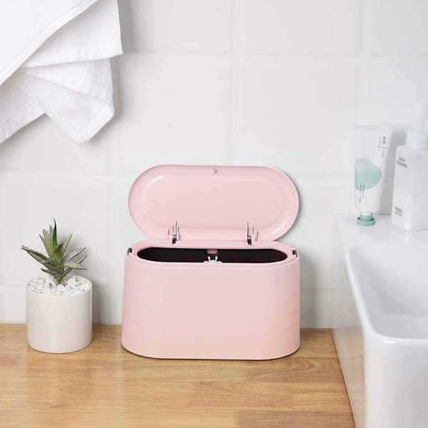 Rosa, liten bordsoppsamler med trykknapplokk for baderom