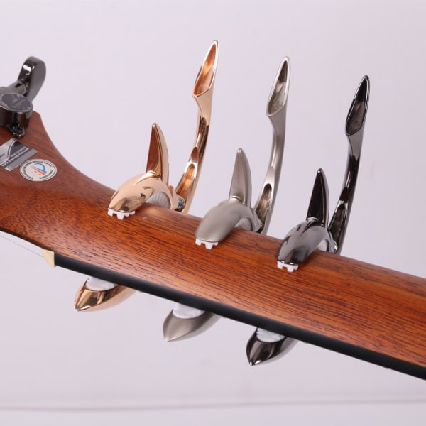 Sinkkiseoksesta valmistettu kitarapidike, hain kitaran runko, käytetään akustiseen guiin