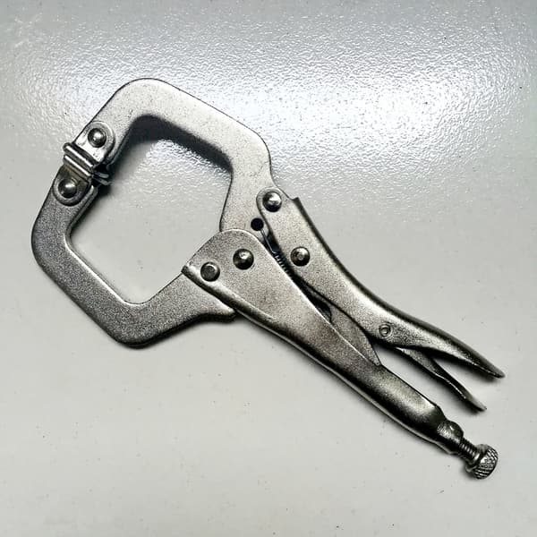 Sett med 2 stålklemmer med svingbare puter 15 cm