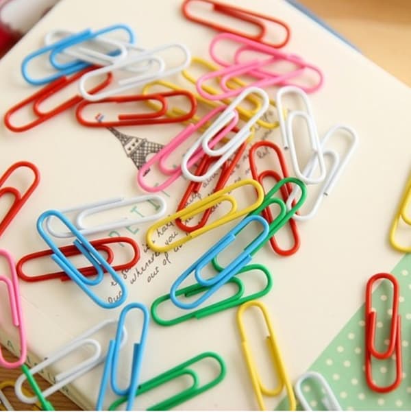 200 Farvede Papirclips - Plastik, 28mm (Tilfældig Farve)