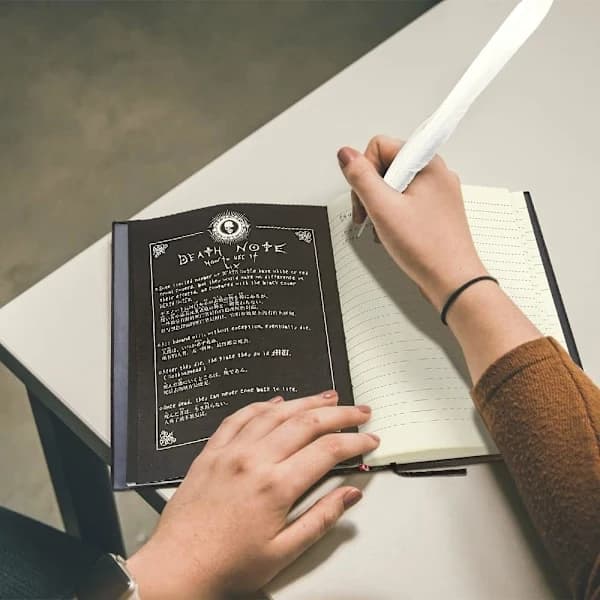 Death Note notatbok, Anime-tema Death Note med halskjede og fjær