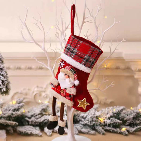 4 stycken julstrumpor i medelstor rutig design med julgranshänge för barn