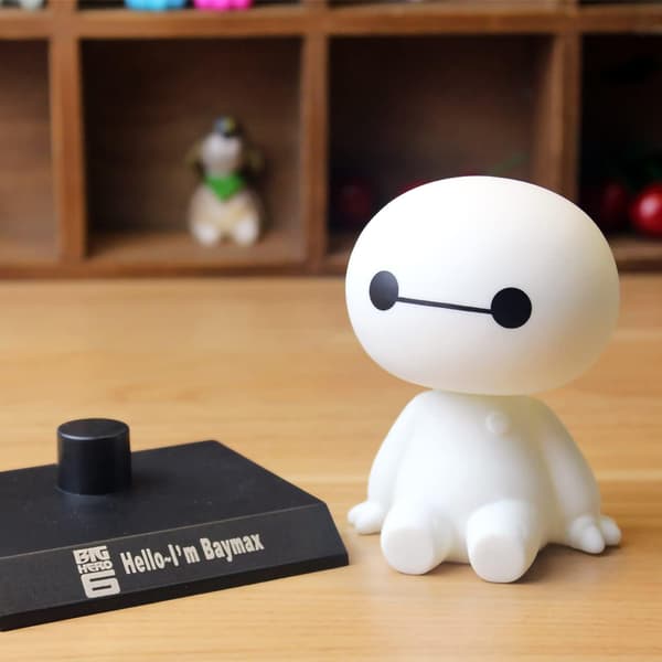 Søt Baymax Nikkende Dukke Med Base & 360 Graders Rotasjon