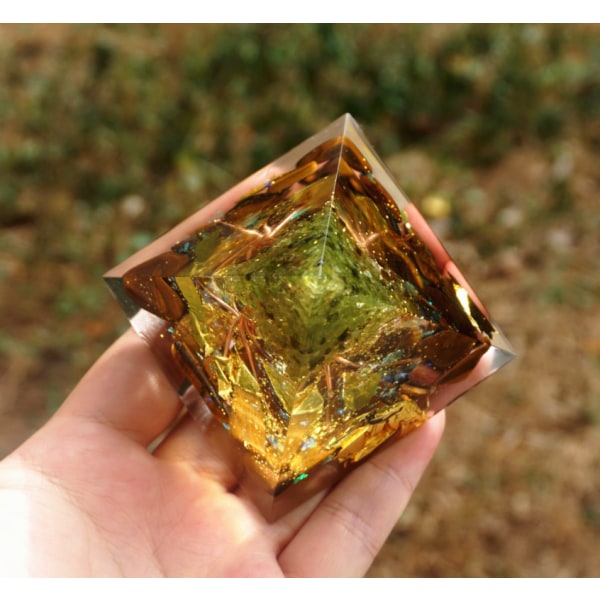 Krystallenergi-pyramide for meditasjon og chakrahealing Gems DXGHC