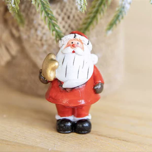 4 st julgran tomte liten snögubbe bordsdekoration scen a
