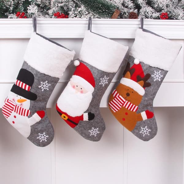 3 stycken julstrumpor, tomte, snögubbe, älg hängen,
