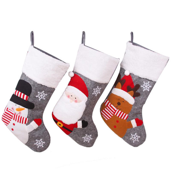 3 stycken julstrumpor presentpåsar tomte snögubbe älg pend