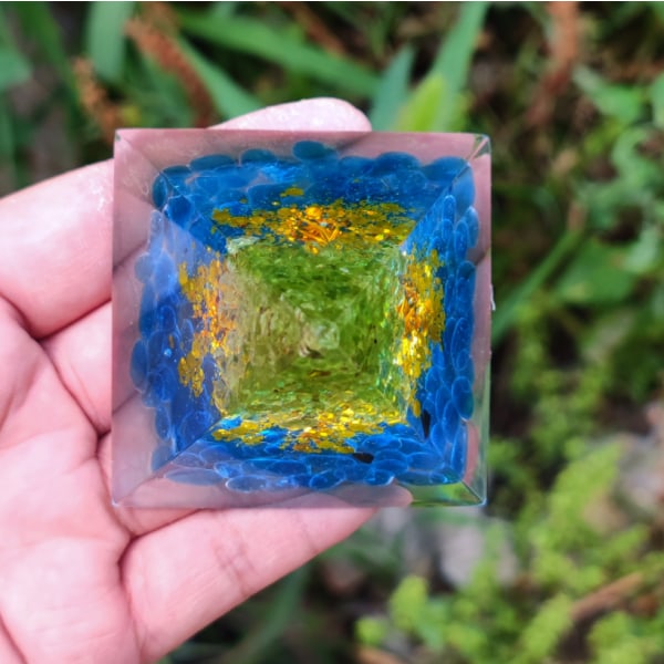 Krystallenergi-pyramide for meditasjon og chakrahealing Gems DXGHC