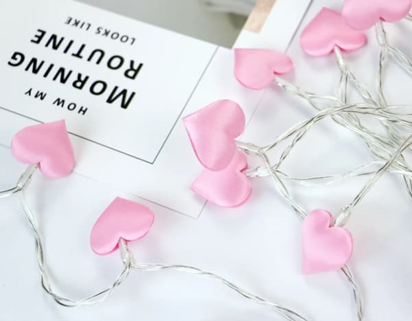 Hjärtformade LED-ljusslingor i rosa för flickors sovrum