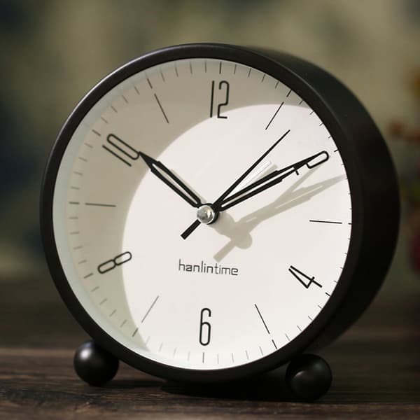 Modern minimalistisk digital väckarklocka i metall, 4 tum rund