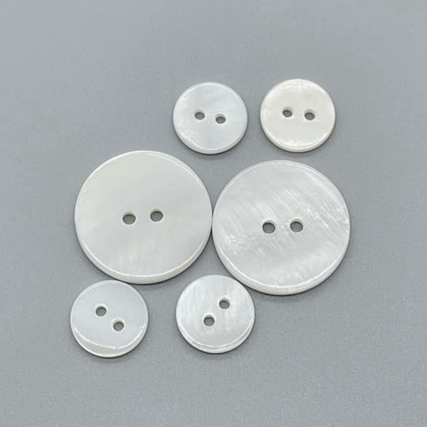 Sett med 50 naturlige perlemor-syknapper - 10 mm