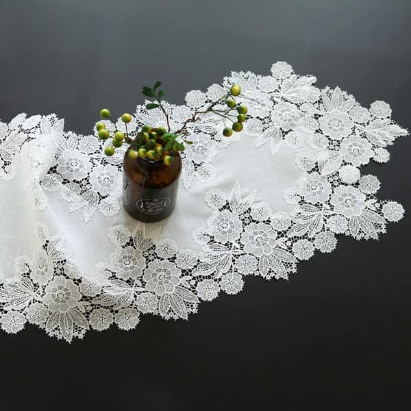 Vit spetsbordlöpare med små blommor, lantlig stil