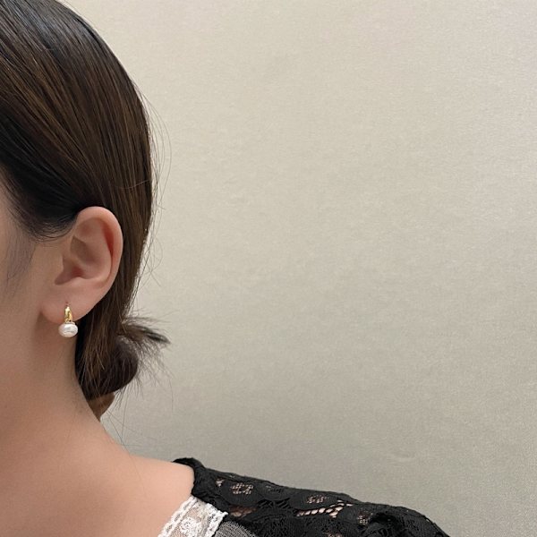Kevyt ja tyylikäs yksi helmi korvakorut naisille - Elegantit ja korkealaatuiset