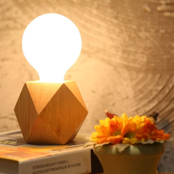 Lille natbordlampe med diamanttræbase E27 60W ideel til soveværelset