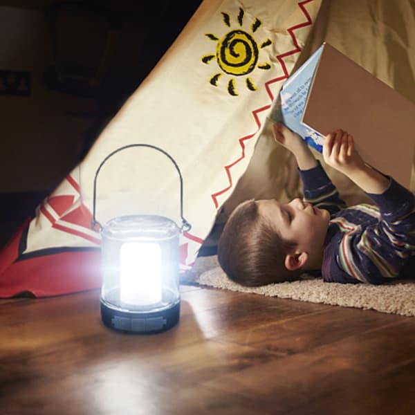 Multifunktionell utomhuscampinglampa med simulerad eld