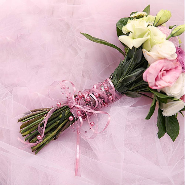 10 metriä keinotekoista helmiröyhelöä, sifonkirustaa ja organza-pitsiä