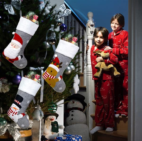 3 stycken julstrumpor, tomte, snögubbe, älg hängen,