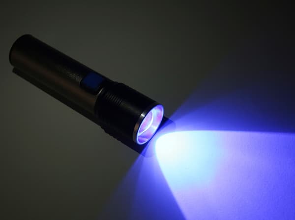 Monitoiminen 365nm USB LED-taskulamppu tummanpunainen deteriora-pinnoitteella
