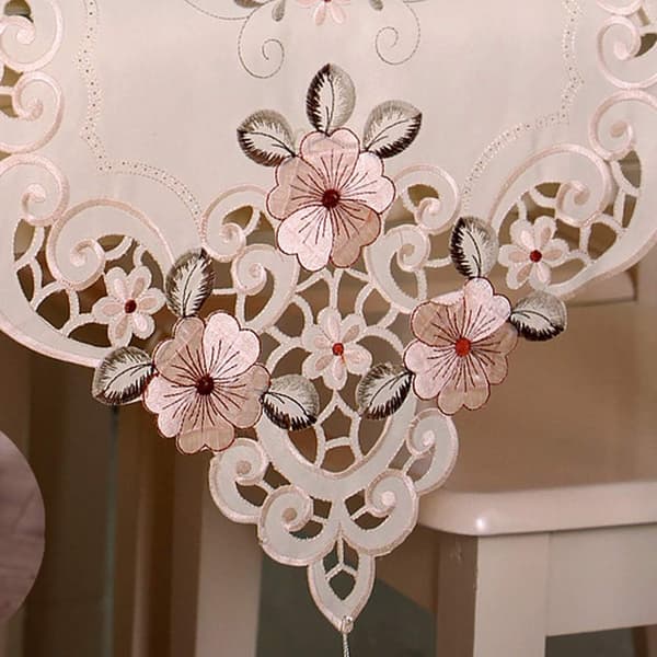 Bordløper med blomsterbroderi, moderne og elegant tebord