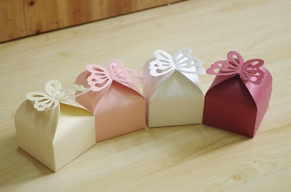 100-pack nya godisboxar Kreativa enfärgade fjärilsbröllopsaskar