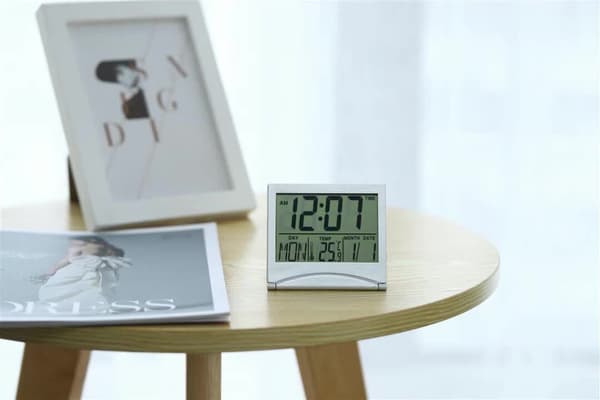 1 Styck Vit Digital LCD Skrivbords Klocka Temperatur Resa Alarm Klocka