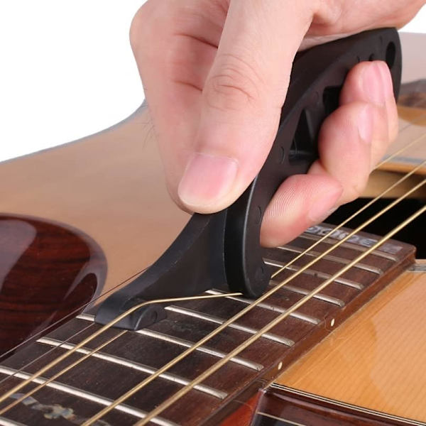 Gitarstrengstrekker for å holde nye strenger i stemme umiddelbart