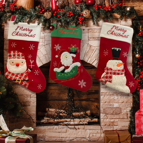 3 stycken julstrumpor julklapp jultecknad mönster
