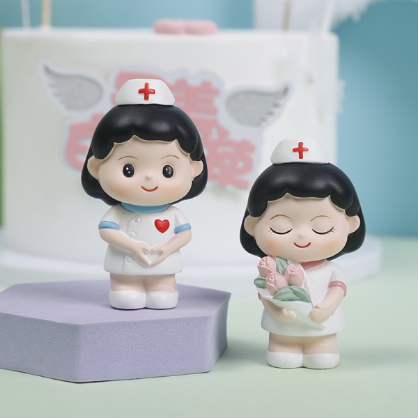 2 sjuksköterska systrar, ängel i vitt, liten färsk födelsedagstårta, baka