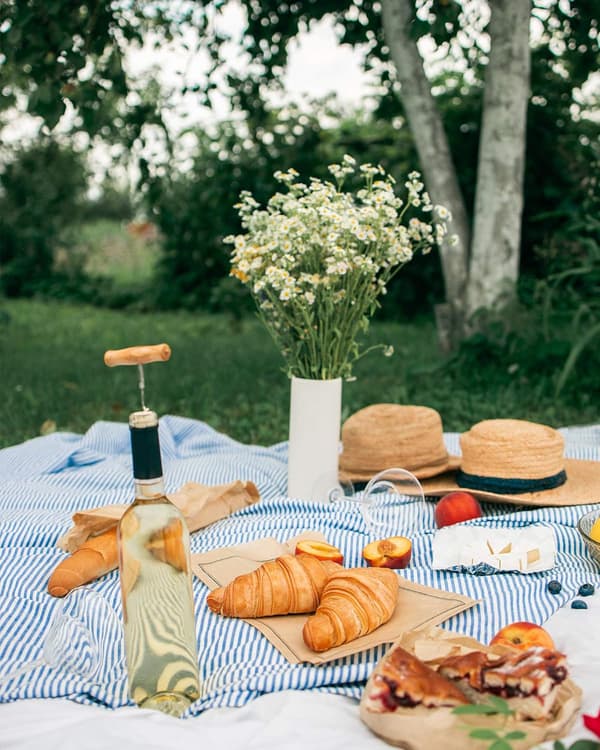 Stor, svart, ikke-klebende perforert baguetteform for fransk brød