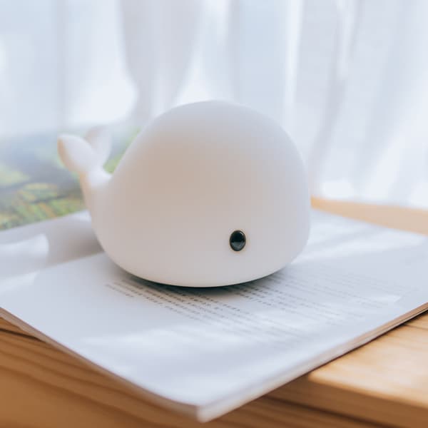 USB-lataava silikoninen lamppu, söpö värikäs pieni valas
