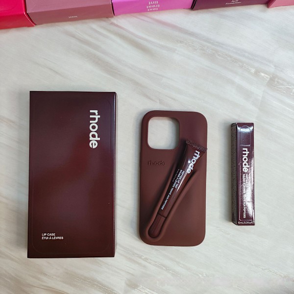 Rhode Lip Case Listick-huulikiillolla 3D-puhelinkotelo - Espresso iPhone16plus