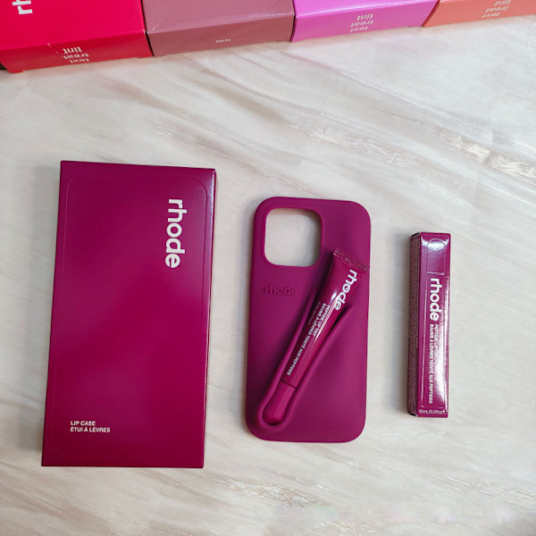 Rhode Lip Case med Listick Lip Gloss 3D Telefonfodral - Hallongelé iPhone15