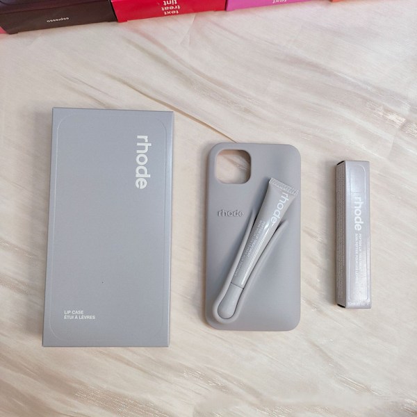 Rhode Lip Case med Listick Lip Gloss 3D Telefonfodral - oparfymerad iPhone11