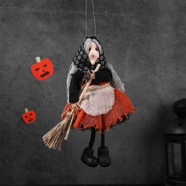 Halloween-heksepynt med kost, heksedukke med forkle som samleobjekt til juletrepynt Orange