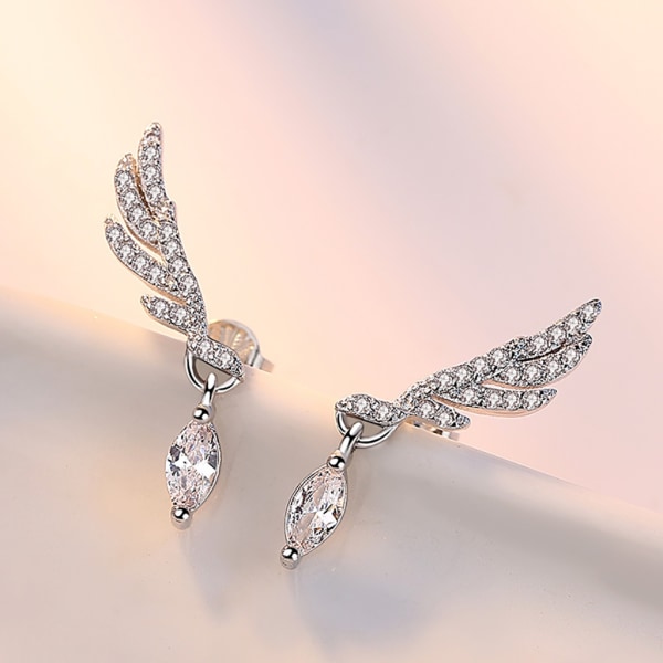 Silverörhänge: vinge med mandelformad diamant silver