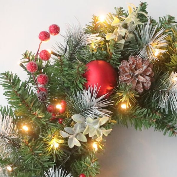 Julekrans til hoveddørsdekoration Dekoration med Pinecone Berries Snowflakes (30CM，20 LED-lys）